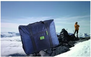 Dettaglio borsa da viaggio impermeabile blu navy con cinghie e tasca frontale zip
