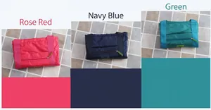 Dettaglio di borse da viaggio pieghevoli nei colori rosso rosa, blu navy e verde