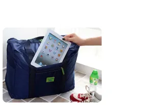 Dettaglio della tasca laterale della borsa da viaggio impermeabile per contenere un tablet