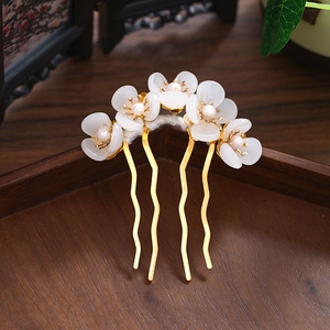 Hanfu hair pin with white woven flowers and pearls on a gold U-shaped metal hair stick