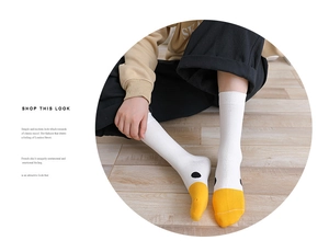 Detailansicht der weißen Baumwollsocken mit gelbem Entenschnabelmuster an den Zehen