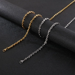 Poliertes Edelstahl-Halsketten-Set in Gold und Silber auf schwarzem Hintergrund