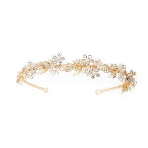 Diadema nupcial elegante con hojas doradas, perlas y cristales sobre fondo blanco puro