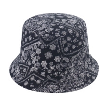 Detailaufnahme des dunkelblauen Fischerhutes mit klassischem weißem Paisley-Muster