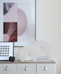 Detail van witte waaiervormige kunstsculpturen met verticale textuur in modern huis