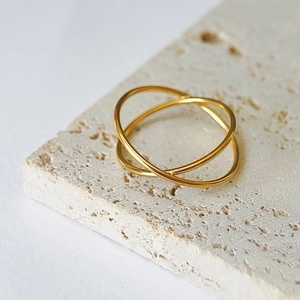 Minimalist double layer crossover ring in 18k gold plated stainless steel on stone base