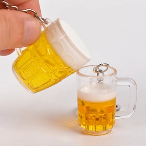 Realistischer Miniatur Bierkrug Schlüsselanhänger mit gelber Flüssigkeit und Schaum