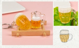 Detail eines Mini-Bierkrug-Schlüsselanhängers mit Schaum und gelbem Harz am Silberring