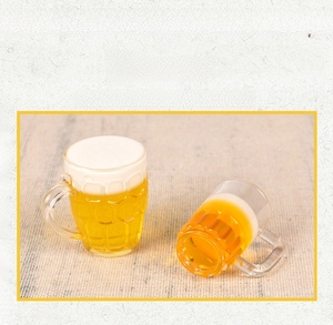 Miniatur-Bierbecher-Modell mit realistischem Schaum und gelber Harzflüssigkeit auf Leinen