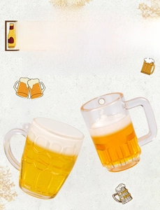Nahaufnahme der realistischen Mini-Bierkrug-Schlüsselanhänger mit Schaum und Details
