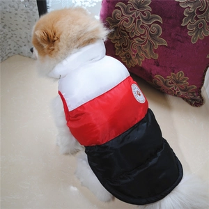Dettaglio del gilet invernale per cani in poliestere impermeabile con blocchi di colore