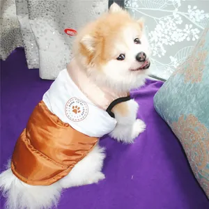 Dettaglio del gilet trapuntato per cani bicolore con toppa Born To Be Loved antivento