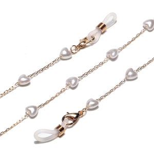 Chaîne de lunettes dorée avec perles de cœur blanches et boucles en silicone transparent