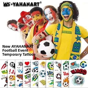 Makroaufnahme wasserfester Fußball-Tattoos mit Fußbällen und Goal-Text-Motiven