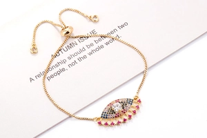 Detail van de regenboog oog hanger aan een verstelbare gouden box chain armband voor dames