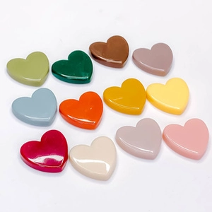Détails de breloques en métal colorées en forme de cœur pour la création de bijoux