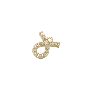 Gedetailleerde macro-opname van vergulde dierenriem hanger met micro-pave zirkonia kristal