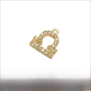 Detailopname van de gouden messing Weegschaal hanger met sprankelende zirkonia stenen