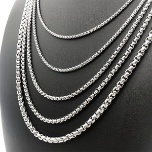 Detailed comparison of five different widths for stainless steel box chains on a display