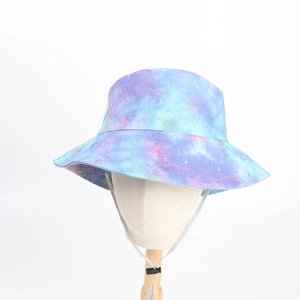 Dettaglio di un cappello da pescatore tie-dye colorato con tesa larga e cordino grigio
