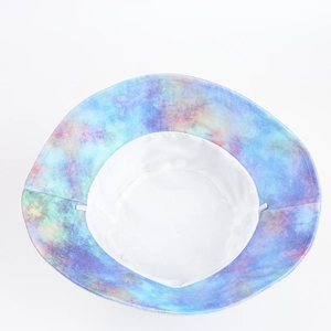 Dettaglio della fodera interna bianca e delle cuciture di questo cappello bob tie-dye