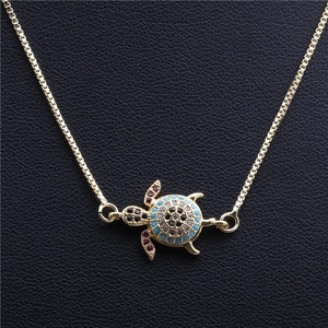 Collana con ciondolo a tartaruga dorata con zirconi colorati su pelle nera
