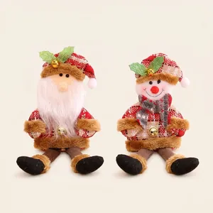 Détail de suspensions Père Noël et Bonhomme de neige en peluche avec clochettes