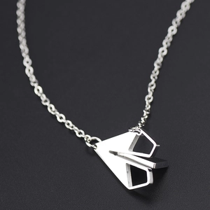 Collier minimaliste en acier titane argenté avec pendentif en forme d'avion en papier