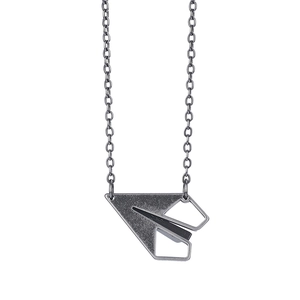 Collier avec pendentif avion en papier minimaliste en acier titane sur fond blanc