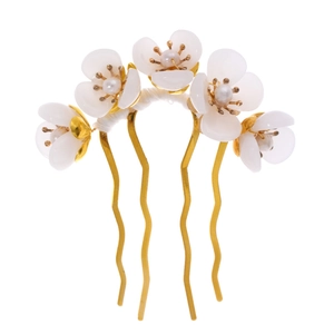 Elegant gold U-shaped hair fork with white woven flowers and delicate pearls for Hanfu