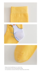 Detailaufnahme gelber Baumwollsocken mit süßem Gänsemuster und gerippter Textur am Bund