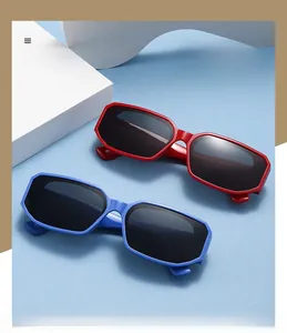 Vue détaillée de lunettes de soleil carrées polarisées en cadres rouge et bleu foncé