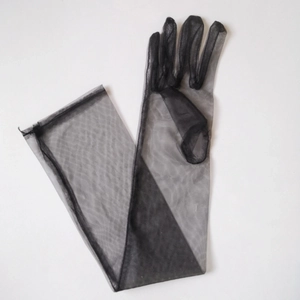 Detail von 70 cm langen schwarzen transparenten Tüllhandschuhen aus leichtem Netz