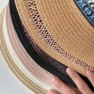 Cappelli di paglia bohémien da donna in vari colori con design a corona piatta