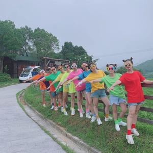 Nahaufnahme von bunten Fruchtbrillen und farbenfrohen Shirts bei einer Outdoor-Gruppenparty