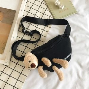 Gros plan d'un sac de poitrine en toile noire avec un ours en peluche 3D mignon