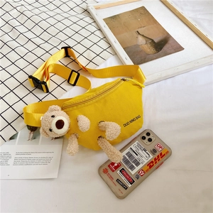 Détail du sac banane en toile jaune avec ours en peluche 3D et sangle ajustable