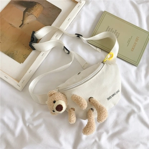 Détail du sac de poitrine en toile blanche avec ours en peluche et texte imprimé