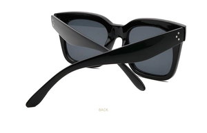 Rückansicht der quadratischen schwarzen Retro-Sonnenbrille mit dreipunkt-Nieten