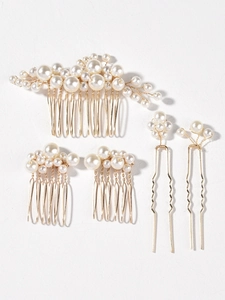 Detailed bridal hair set with large pearl comb, small combs and U-shaped hair pins