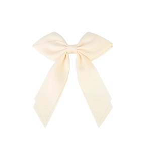 Détail d'un nœud papillon en satin beige crème avec de longs rubans et une texture soyeuse