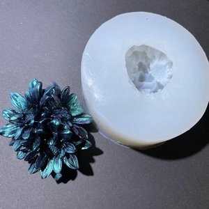 Makroansicht der Silikonform für Sonnenblumen mit fertigem Harzmodell aus Daisy