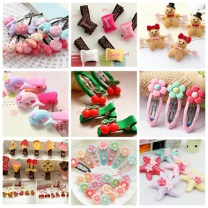 Vue détaillée d'accessoires de cheveux de Noël en résine colorée avec formes de bonbons et Père