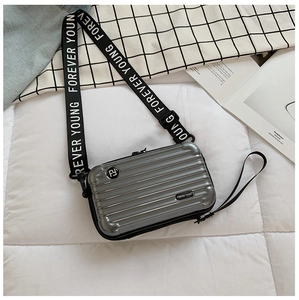 Dettaglio mini borsa a tracolla a valigia argento con cinturino in nylon Forever Young