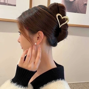 Elegant Metal Heart Hair Claw Clip Hollow Alloy Shark Grip Hair Clip For Women Simple Chic Back Head Hair Accessories