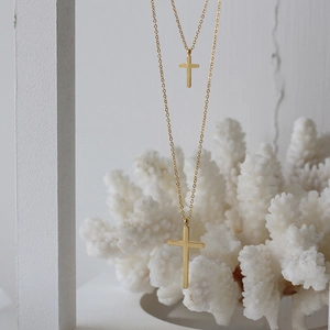 Collana a doppio strato con ciondolo a croce dorata minimalista in stile nordico puro