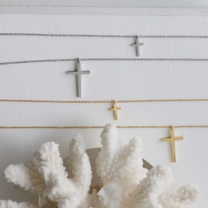 Collane a doppio strato con croce in oro e argento su decorazione corallo bianco