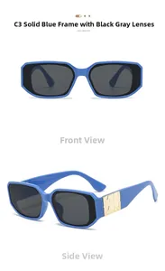 Vue détaillée de lunettes de soleil rectangulaires bleu roi avec décorations dorées