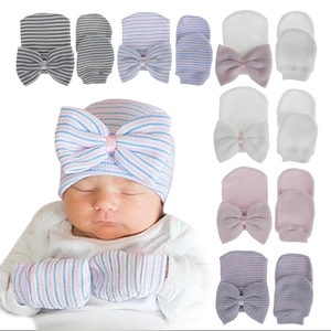 Vista detallada de varios colores del conjunto de gorro y mitones para recién nacido