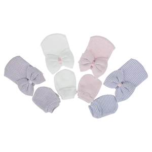 Vista detallada del conjunto de gorro y manoplas de bebé con lazo grande